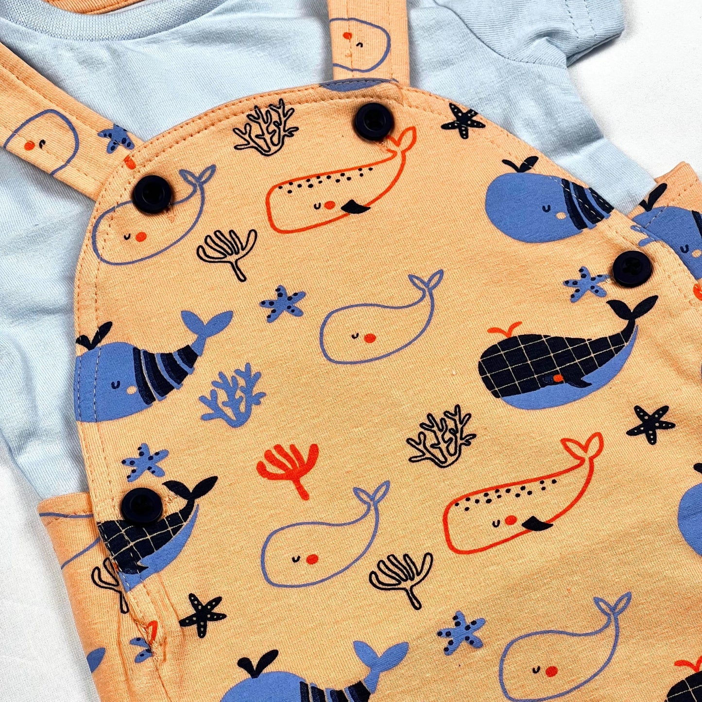 Conjunto peto + camiseta estampado ballenas