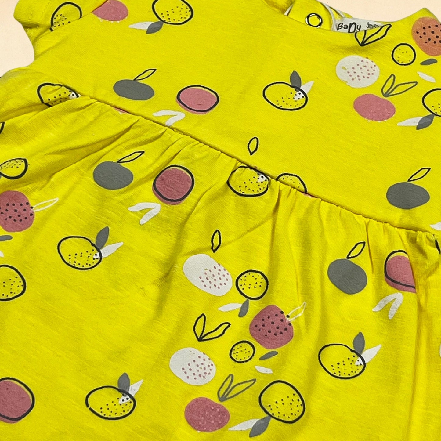 Robe jaune à motifs fruits + culotte + ruban.